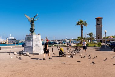 RHODES, GREECE - 13 Mayıs 2018: Rodos 'un Eski Kasabası' ndaki Meleklerin Zafer Heykeli 'ni ziyaret edenler