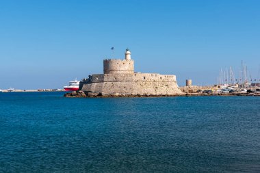 Mandrakia 'nın Rodos limanındaki Aziz Niklas Kalesi. Yunanistan