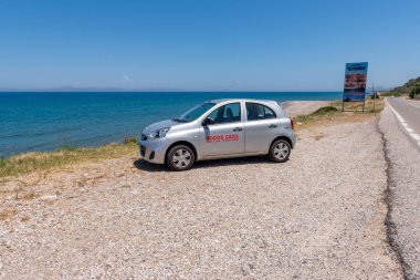 Rodos, Yunanistan - 16 Mayıs 2018: Nissan Micra arabası Rodos adasının Wesrt sahiline park edildi.