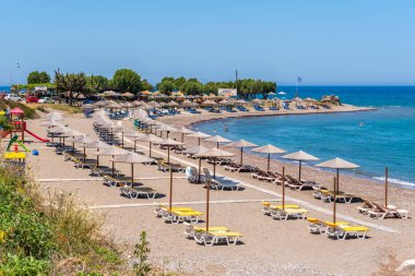 Rodos, Yunanistan - 16 Mayıs 2018: Kamiros plajı, Rodos 'un batı kıyısındaki en iyi plajlardan biri. Dodekanese, Yunanistan