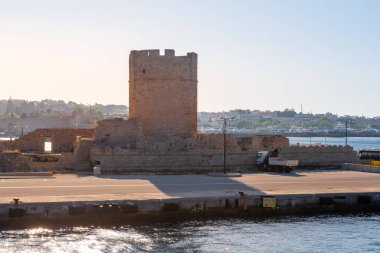 Denizden görünen eski Rodos şehrinin tahkimatları. Dodecanese Adaları, Yunanistan