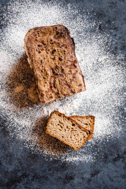 Siyah arka planda ev yapımı mayalı çavdar ekmeği ve beyaz un. Boşluğu kopyala.