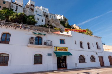 Menorca, İspanya - 16 Ekim 2019: Mahon 'un Menorca limanındaki Xoriguer cin imalathanesinin inşaatı. İspanya