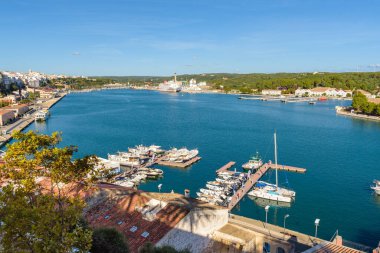 Menorca, İspanya - 16 Ekim 2019: Mahon, Menorca adasının başkenti, doğal ve eşsiz körfez manzarası