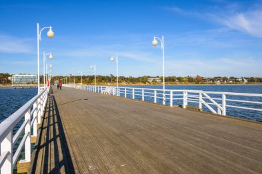 Jurata, Polonya - 09 Mayıs 2020: Jurata İskelesi, Kuzey Polonya 'da çok popüler bir turizm beldesi.