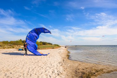 Jastarnia, Polonya, 9 Mayıs 2020: Uçurtma sörfüne hazır genç bir adam