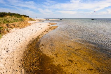Polonya 'nın Hel Yarımadası' ndaki Jastarnia limanı yakınlarındaki Baltık kıyısı manzarası.