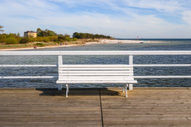 Jastarnia, Polonya - 09 Mayıs 2020: Kuzey Polonya 'da çok popüler bir turizm merkezi olan Jastarnia' daki rıhtım.