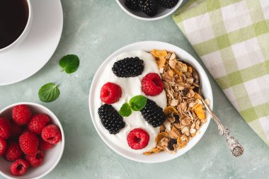 Müsli, böğürtlen ve ahududulu yoğurt.