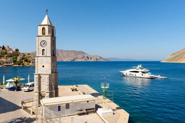 Torre Relógio Ilha Symi Vista Para Baía Mar Ilhas Dodecaneso — Fotografia de Stock