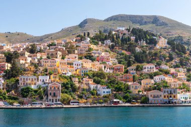 Symi adasının yamacında renkli evler. Yunanistan