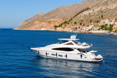 SYMI, GREECE - 15 Mayıs 2018 körfezdeki lüks tekne. Symi adasının kıyısında
