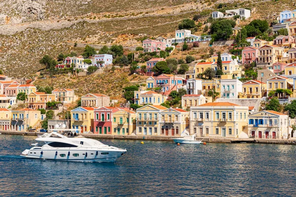 Symi Greece Μαΐου 2018 Κόλπος Της Σύμης Όμορφα Πολύχρωμα Σπίτια — Φωτογραφία Αρχείου