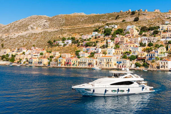 Symi Grécia Maio 2018 Barco Luxo Cena Baía Mar Costa — Fotografia de Stock