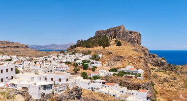 Tepede Akropolis olan Lindos köyünün panoramik manzarası. Rodos, ada, Yunanistan