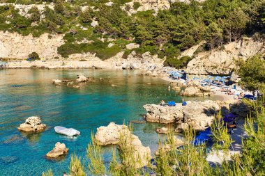 Rodos, Yunanistan - 8 Mayıs 2018: Anthony Quinn Körfezi, Rodos adasındaki tenha plaj. Yunanistan