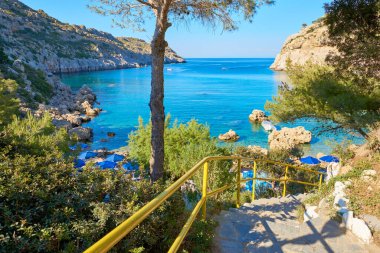 Anthony Quinn Körfezi 'ne merdivenler, Rhodes Adası' ndaki tenha plaj. Yunanistan