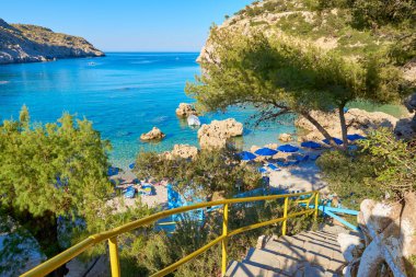 Anthony Quinn Körfezi 'ne merdivenler, Rhodes Adası' ndaki tenha plaj. Yunanistan