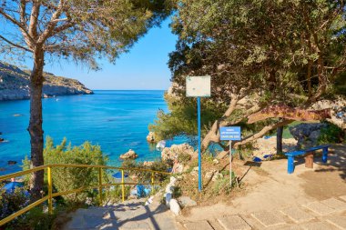 Rodos, Yunanistan - 8 Mayıs 2018: Anthony Quinn Körfezi, Rodos adasındaki tenha plaj. Yunanistan