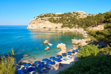 Rodos, Yunanistan - 8 Mayıs 2018: Anthony Quinn Körfezi, Rodos adasındaki tenha plaj. Yunanistan