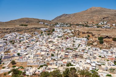 Akropolis Tepesi 'nden Lindos kasabası görüldü. Rhodos Adası, Yunanistan