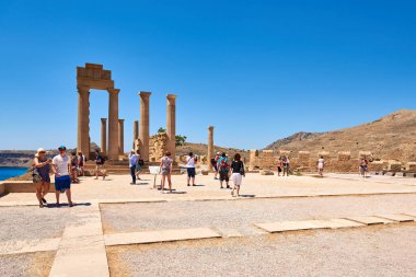 RHODES, GREECE - 14 Mayıs 2018: Lindos Akropolis, Rodos adasındaki turistik ilgi merkezi