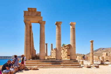 RHODES, GREECE - 14 Mayıs 2018: Ünlü Lindos Akropolis, Rodos adasındaki turistik ilgi merkezi