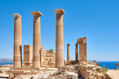 Rodos 'un ünlü Lindos kasabasının Akropolis bölgesindeki antik sütunlar