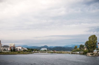 Arka planda Adler Sochi Olympic Park yakınındaki dağlarda Mzımta Nehri üzerinde köprü