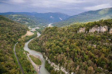 Dağlar ve sonbahar orman yükseklikleri görünümünden 