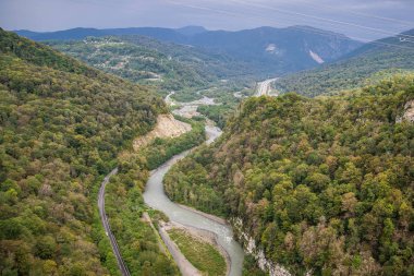 Dağlar ve sonbahar orman Sochi yakınındaki yükseklikleri görünümünden