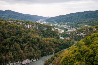 Dağlar ve sonbahar orman Sochi yakınındaki yükseklikleri görünümünden