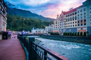 Nehrin Mzımta Krasnaya Polyana Kayak Merkezi dağlarında yüksek çıkabilir.