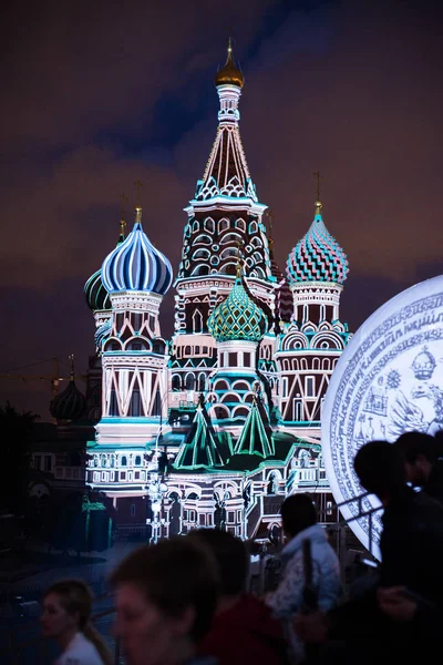 St.-Basiliuskathedraal is geschilderd in heldere kleuren projectie tijdens muziekfestival van militaire bands op het Rode plein in Moskou — Stockfoto