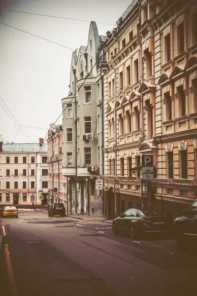 Zabytkowy dom w małej uliczce w samym centrum Moskwy — Zdjęcie stockowe