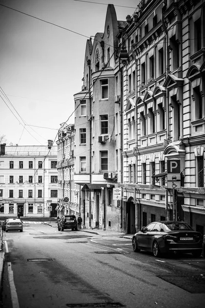 Gamla hus i en liten gata i centrala Moskva — Stockfoto