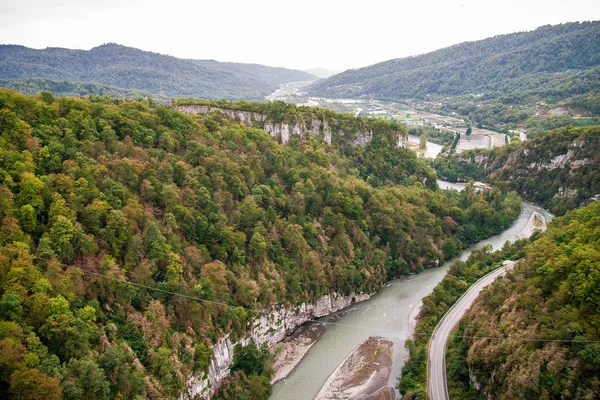 Dağlar ve sonbahar orman Sochi yakınındaki yükseklikleri görünümünden