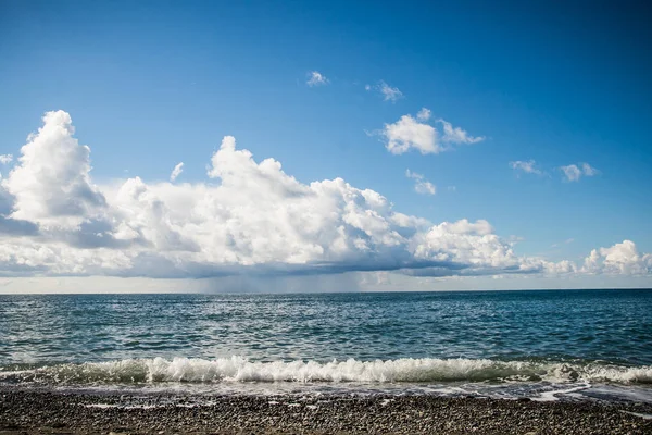 Kumuluswolken und Regen über dem Meer — Stockfoto