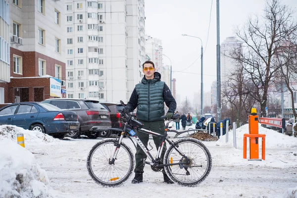 Muž na kole v zimě ve městě — Stock fotografie