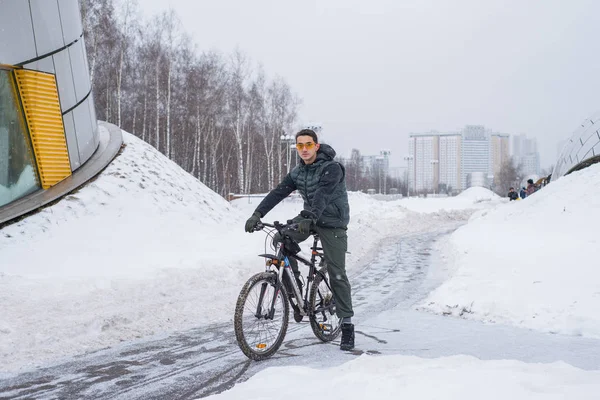 Mladý muž na kole v zimě — Stock fotografie