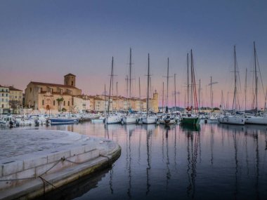 Fransız şehri La Ciotat 'taki eski limanda günbatımı