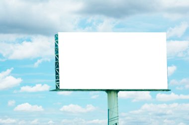 reklam panosu boş ve mavi gökyüzü, boşluğu beyaz ekranda kopyala