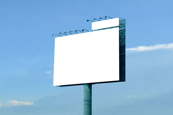 Plakatwand Leer Und Blauer Himmel Kopierraum Auf Weißem Bildschirm — Stockfoto