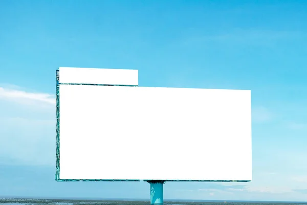 Billboard Puste Niebieskie Niebo Przestrzeń Kopiowania Białym Ekranie — Zdjęcie stockowe