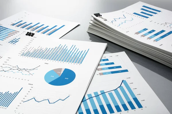 Verslag opstellen. Blauwe grafieken en diagrammen. — Stockfoto