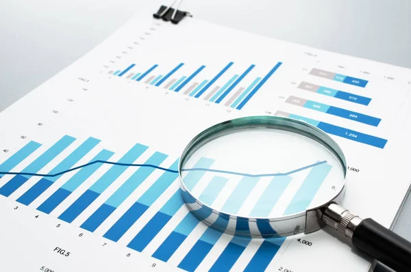 Meninjau laporan bisnis. Melihat diagram pertumbuhan dengan magnifyi — Stok Foto