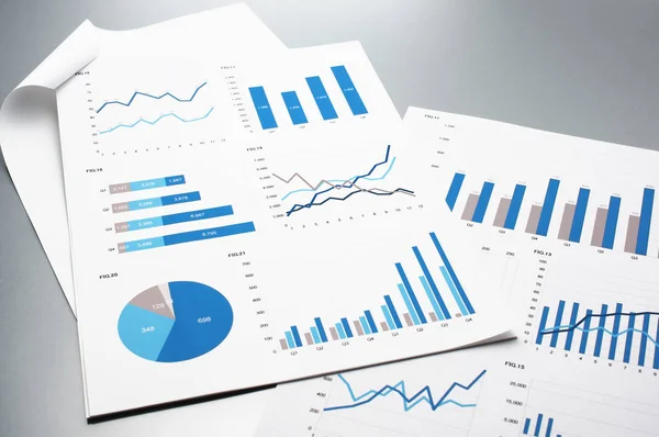 Relatórios financeiros. Gráficos e gráficos . — Fotografia de Stock