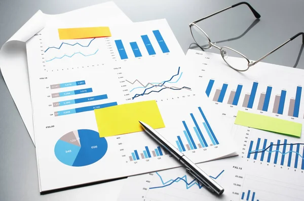 Überprüfung von Finanzberichten. Grafiken und Diagramme. — Stockfoto