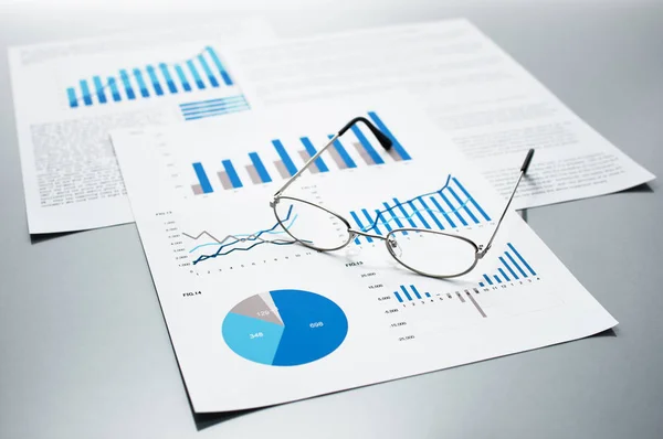 Üzleti jelentések ellenőrzése Grafikonok és diagramok. — Stock Fotó