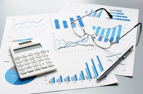 Reviewing business reports. Graphs and charts. — Stock Photo, Image